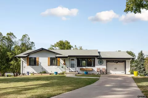 442 Highland Dr, Gretna, NE 68028