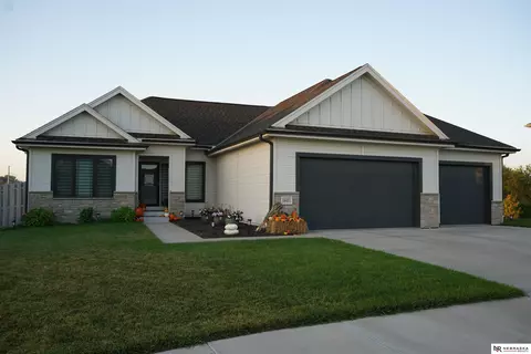 18411 Grant St, Elkhorn, NE 68022