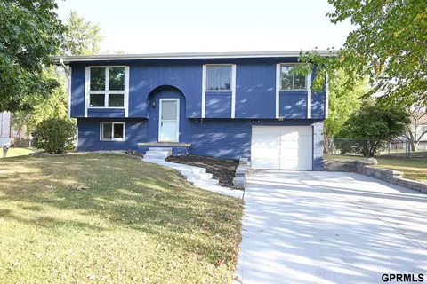 7713 Tallowood St, La Vista, NE 68128