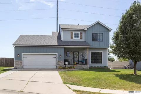 18641 Weir Cir, Omaha, NE 68135