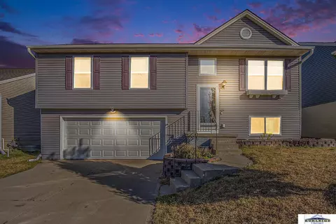 19362 W St, Omaha, NE 68135