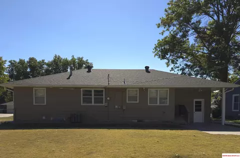 1704 Washington St, Beatrice, NE 68310 photo 2