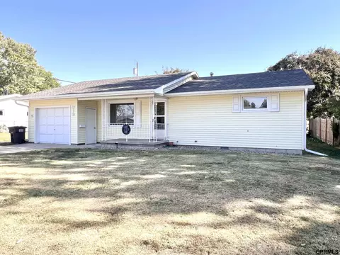 319 N 15th St, Geneva, NE 68361
