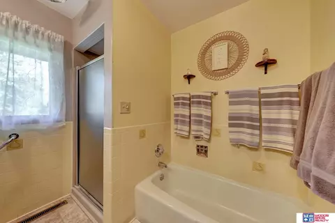 Bath - 1613 N 4th Rd, Eagle, NE 68347 photo 2 of 3