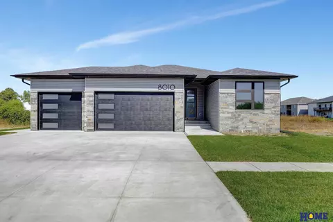 8010 Patrick Ave, Lincoln, NE 68516