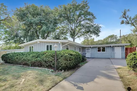 615 Eastborough Ln, Lincoln, NE 68505