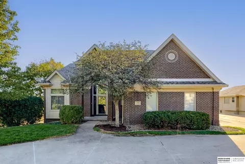 654 Bailey Dr, Papillion, NE 68046