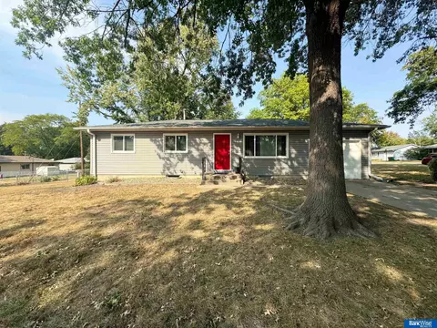 7910 Maplewood Dr, Lincoln, NE 68510