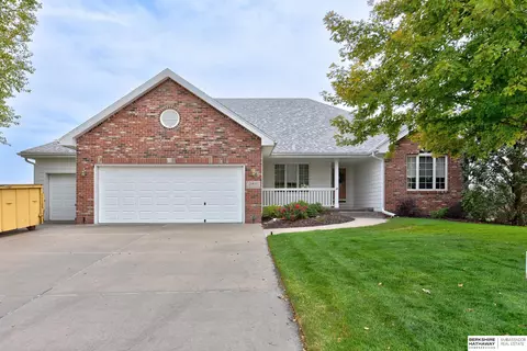 2411 Leigh Ln, Papillion, NE 68133