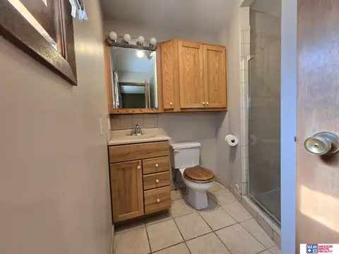 Bath - 2121 Garfield St, Beatrice, NE 68310 photo 2 of 2