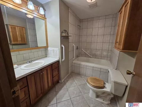 Bath - 2121 Garfield St, Beatrice, NE 68310 photo 1 of 2