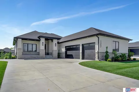 1257 S 97th St, Lincoln, NE 68520
