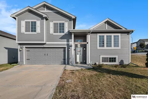 18802 Greenleaf St, Omaha, NE 68136