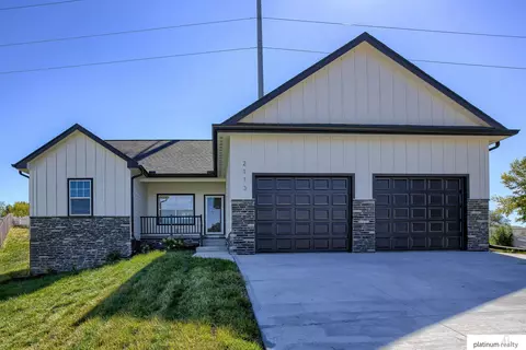 2113 N 151st Avenue Cir, Omaha, NE 68116