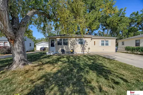 6102 Buckingham Ave, Omaha, NE 68117