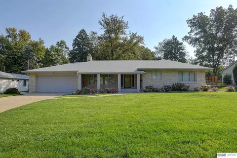 319 S 68th St, Omaha, NE 68132