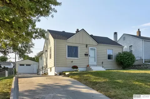 5829 Elm St, Omaha, NE 68106