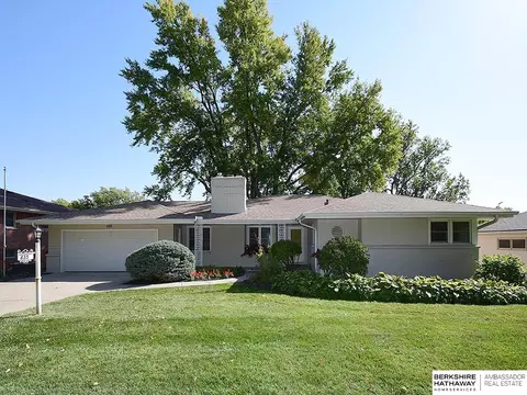 835 Parkwood Ln, Omaha, NE 68132