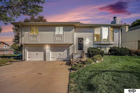 7731 La Vista Dr, La Vista, NE 68128