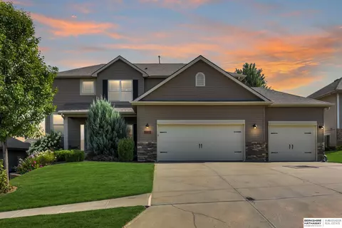 19505 Cottonwood Cir, Omaha, NE 68022