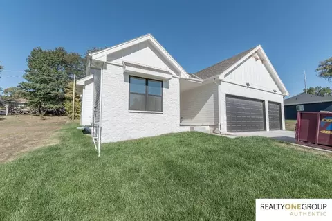 5026 Gold Cir, Omaha, NE 68106