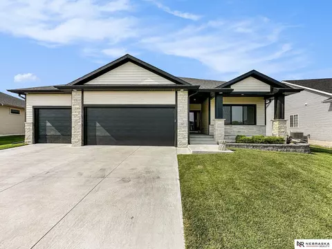 327 S 90th St, Lincoln, NE 68520