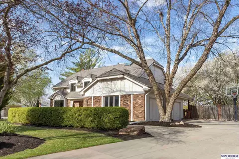 9764 Ascot Dr, Omaha, NE 68114