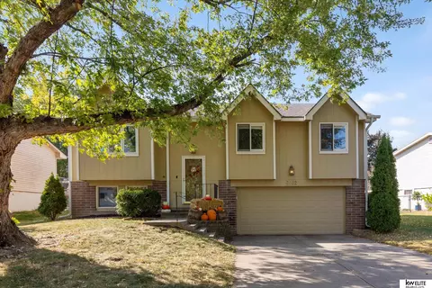 7402 Harvest Hill Dr, La Vista, NE 68128