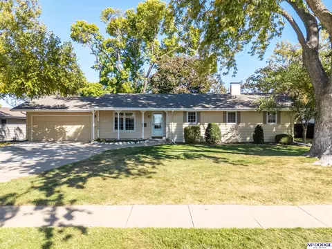 7606 Springfield Dr, Omaha, NE 68114