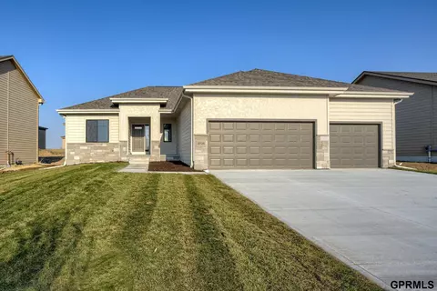 5725 Kestrel Pkwy, Elkhorn, NE 68022