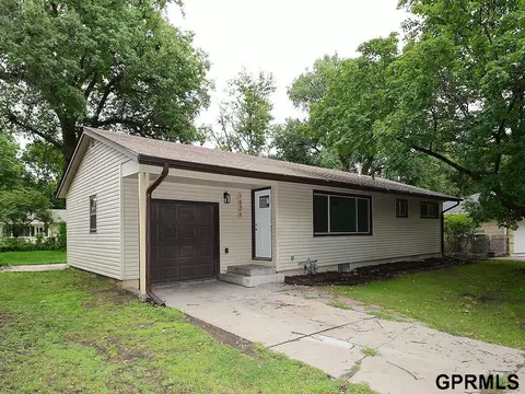 1828 Rivieria Dr, Lincoln, NE 68506