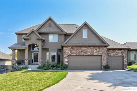 821 S 198th St, Omaha, NE 68022