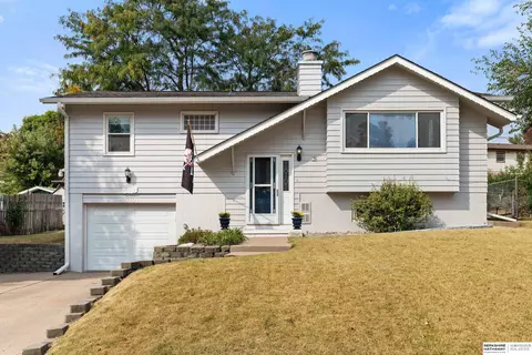 7310 Wood River Dr, Omaha, NE 68157