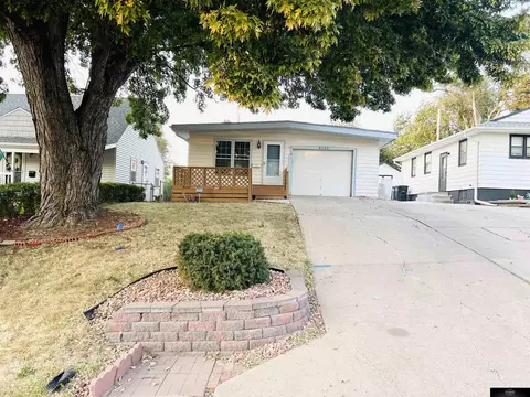 6140 Seward St, Omaha, NE 68104
