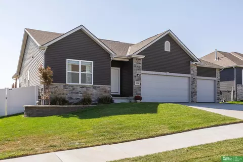5209 Lynnwood Dr, Papillion, NE 68133
