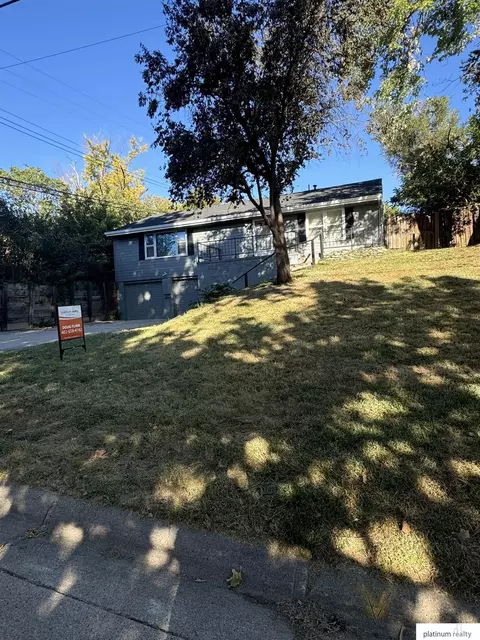 3905 N 61 St, Omaha, NE 68104