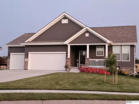 2307 Acorn Dr, Plattsmouth, NE 68048