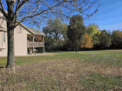 709 Springview Cir, Beatrice, NE 68310 photo 2