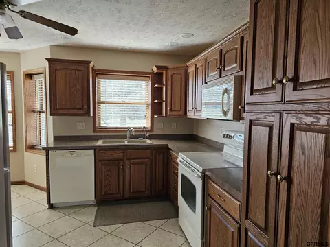 709 Springview Cir, Beatrice, NE 68310 photo 6