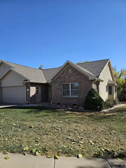 709 Springview Cir, Beatrice, NE 68310