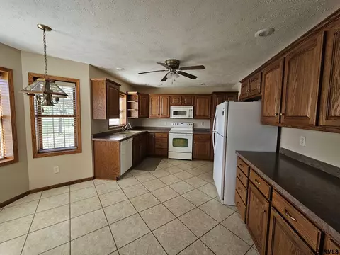 709 Springview Cir, Beatrice, NE 68310 photo 5