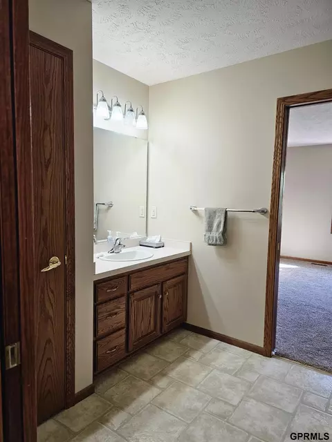 709 Springview Cir, Beatrice, NE 68310 photo 14