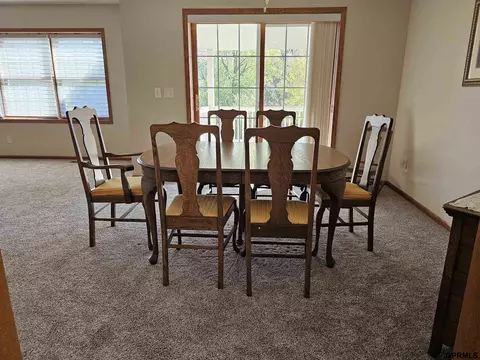 709 Springview Cir, Beatrice, NE 68310 photo 8