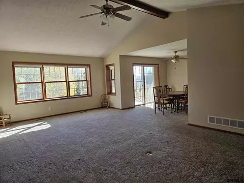 709 Springview Cir, Beatrice, NE 68310 photo 9