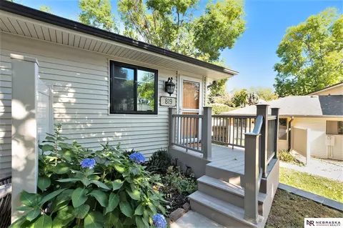 819 N 123rd Plz, Omaha, NE 68154