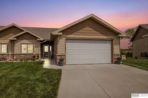 1094 Prairie Hill Cir, Louisville, NE 68037