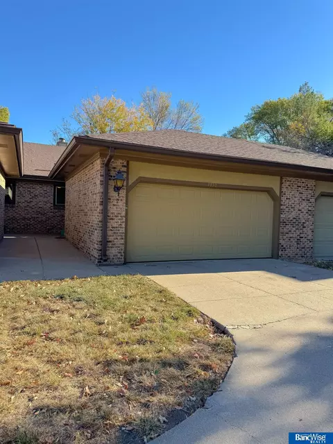 7032 Shamrock Rd, Lincoln, NE 68506