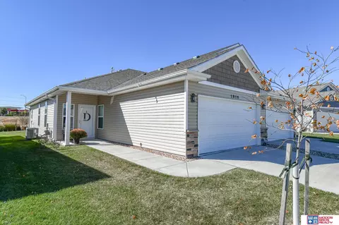 2829 Wagon Dr, Lincoln, NE 68507