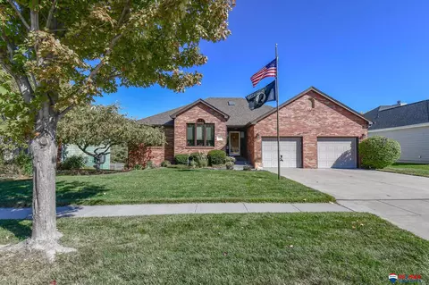 7124 Phoenix Dr, Lincoln, NE 68516