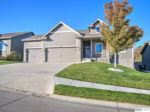 18624 Redwood St, Omaha, NE 68136
